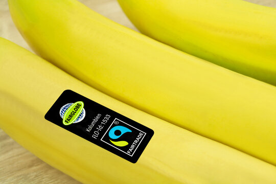 Bananen aus Kolumbien und Fair Trade Siegel mit Fairglobe