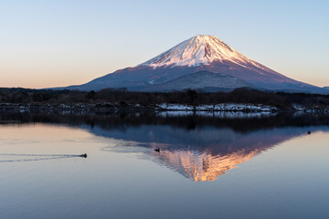 夕暮れの富士山と湖面