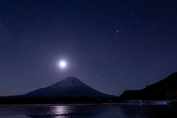 Fototapeta na wymiar 月に照らされる富士山と湖面