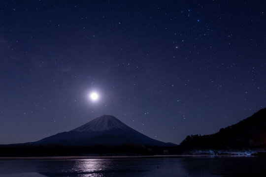 月に照らされる富士山と湖面