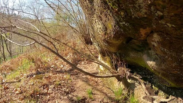 Travers&eacute;e d'une grotte &eacute;clair&eacute;e par le soleil. Grotte secr&egrave;te situ&eacute;e en pleine for&ecirc;t.