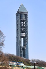 晴れた日のスカイタワーとモノレール