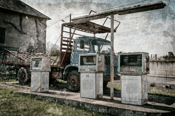 Plakat photo vintage vieux camion devant pompes à essence hors service