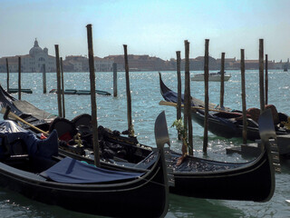 G&oacute;ndolas en un canal de Venecia, Italia
