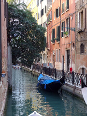 Fototapeta na wymiar Góndolas en un canal de Venecia, Italia