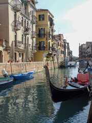 Obraz na płótnie Canvas Góndolas en un canal de Venecia, Italia