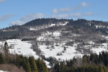 Ośnieżone wzgórza, turystyka zimowa w Polsce.  © Grzegorz