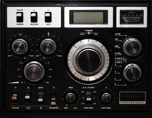 Un poste radio vintage avec ses boutons