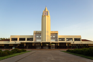 Detalhe da antiga Estação Ferroviária de Goiânia (atual Museu Frei Confaloni) pela manhã, logo ao nascer do sol. Construção em estilo art déco. - obrazy, fototapety, plakaty