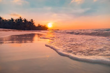 Closeup Insel Küste Palmen Meer Sandstrand. Verschwommene schöne tropische Strandlandschaft. Inspirieren Sie das Spritzen der Meereslandschaft am Horizont. Farbenfroher Sonnenuntergang Himmel ruhig entspannen Sommer am Meer, Traumnatur © icemanphotos