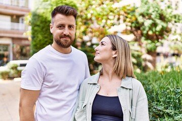 Obraz premium Young caucasian couple of boyfriend and girlfriend having fun outdoors on a un sunny day