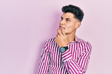 Fototapeta na wymiar Young hispanic man wearing casual clothes thinking worried about a question, concerned and nervous with hand on chin