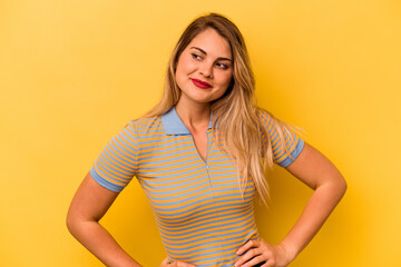 Obraz premium Young caucasian woman isolated on yellow background dreaming of achieving goals and purposes
