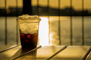 夕日とアイスコーヒー