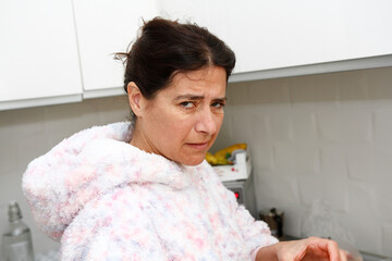 Photo of a housewife with an air of doubt or incomprehension.