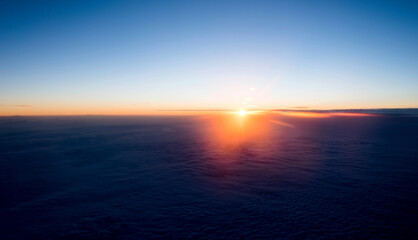 Obraz premium Beautiful sunset sky above clouds