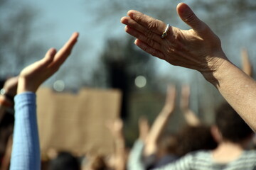 Klatschen im Takt bei einer Klimademo
