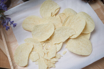 potato chips on the white tissue paper
