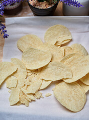 potato chips on the white tissue paper