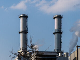 Metallene Schornsteine eines Fernheizwerks in Linz an der Donau