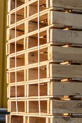 Ein Stapel Paletten aus Holz f&uuml;r den Transport von G&uuml;tern, Nahaufnahme