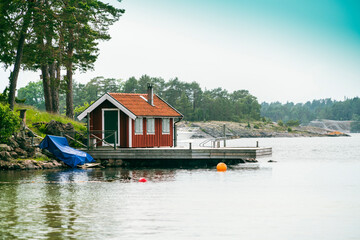 Sweden, Gransoleden island, Small house and pier on coast © Image Source RF