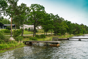 Sweden, Granso island, Piers and houses on coast © Image Source RF