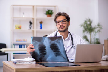 Obraz premium Young male doctor radiologist working in the clinic