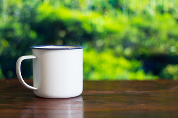 Taza de chocolate y pan de dulce con fondo desenfocado