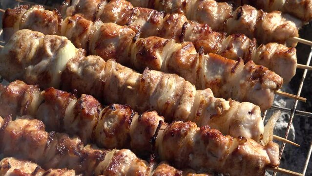 Spie&szlig;e mit Gefl&uuml;gelfleisch auf dem Grill