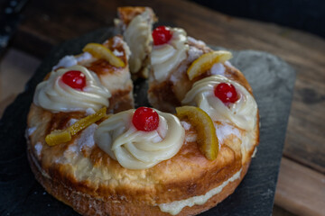 cake with strawberries rosca pascua