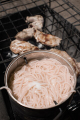 cocinando en un camping fideos comida en un tarro