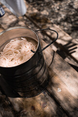 cocinando en un camping fideos comida en un tarro
