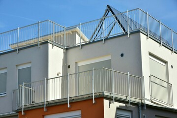 Balkon mit Metallgeländer als Sturzsicherung