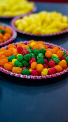Fototapeta na wymiar comida de fiesta de cumpleaños con colores