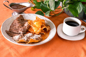 Chilaquiles con frijoles y arrachera 