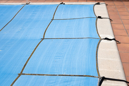 Piscina con lona para protegerla en invierno y oto&ntilde;o.