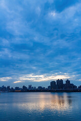 Obraz premium Sunset river landscape along the Dadaocheng area