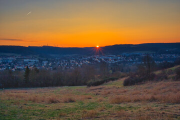Blick von der Saale Horizontal auf Jena Winzerla, Sonnenuntergang, Abendrot, Thüringen, Deutschland