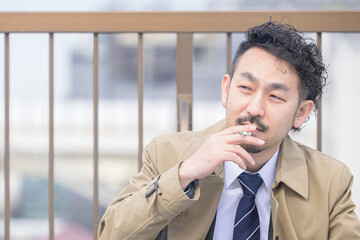 煙草を吸う渋い中年男性