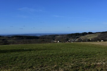 Landschaften mit kleinen Hunsrück-Dörfern an einem sonnigen Wintertag