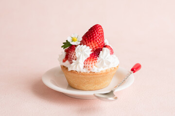 イチゴのケーキ　スイーツ　タルト　かわいい　ピンク