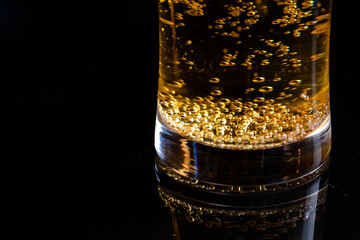黒い背景に映えるビールグラス　beer