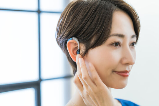 補聴器をつけた女性