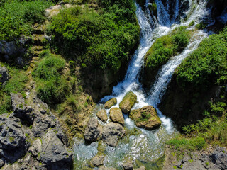 Naklejka na ściany i meble 上空からの沖縄県の島尻郡八重瀬町にある南部の滝の一つのギーザバンタの風景