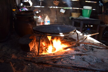 Cocina tradicional con fuego de le&ntilde;a y comal rural encendido