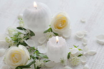 Fototapeta na wymiar 白いバラと白いキャンドル