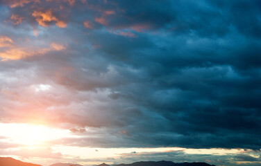 Obraz premium Light in the dark storm clouds