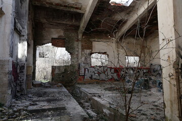 Stary uszkodzony budynek fabryki w środku. - obrazy, fototapety, plakaty