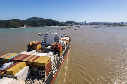 Container ship arriving at the port of Itaja&iacute;.